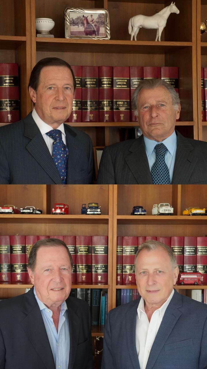 Dos fotos del estudio, una sobre otra, frente a la biblioteca: arriba, el Dr. Roberto Juan Tetamanti y el Dr. Hugo Fernando Vasen; abajo, el Dr. Roberto Juan Tetamanti y el Dr. Fernán Vasen.